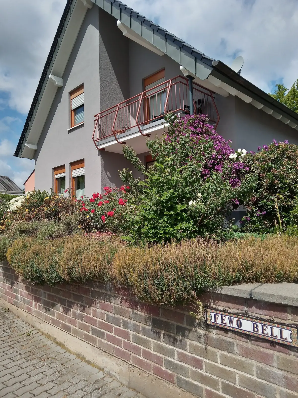 Seitliche Außenansicht des Hauses und des Balkons