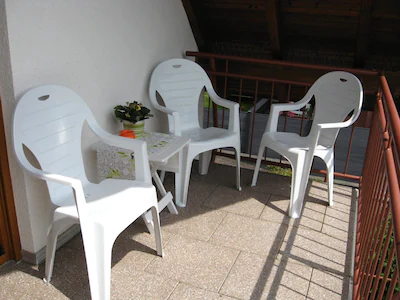 Sonniger Balkon mit Sitzgruppe