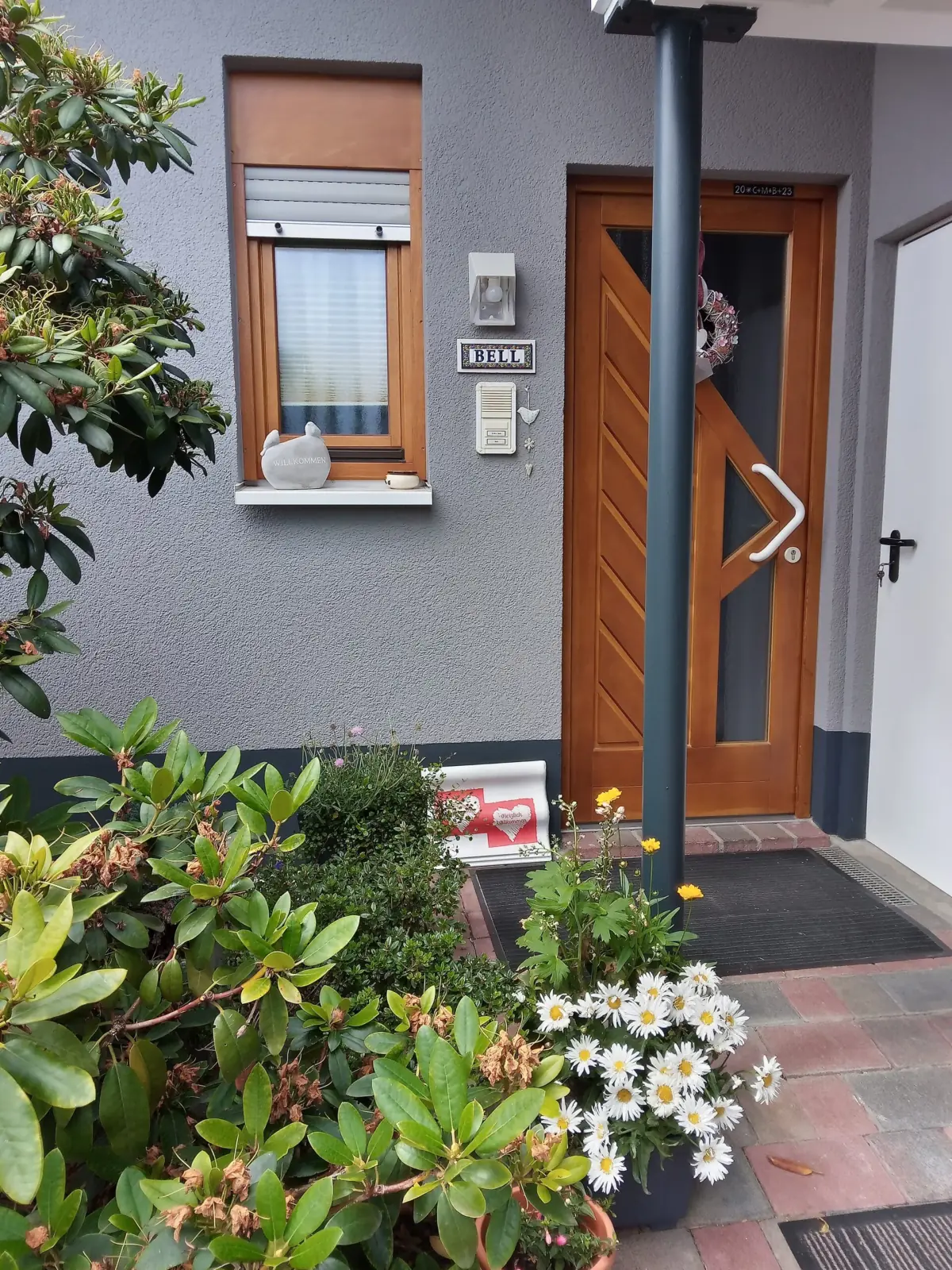 Einladender Hauseingang mit Blumen