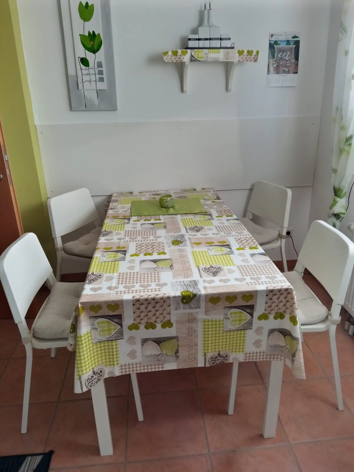 Essbereich mit Tisch und vier Stühlen