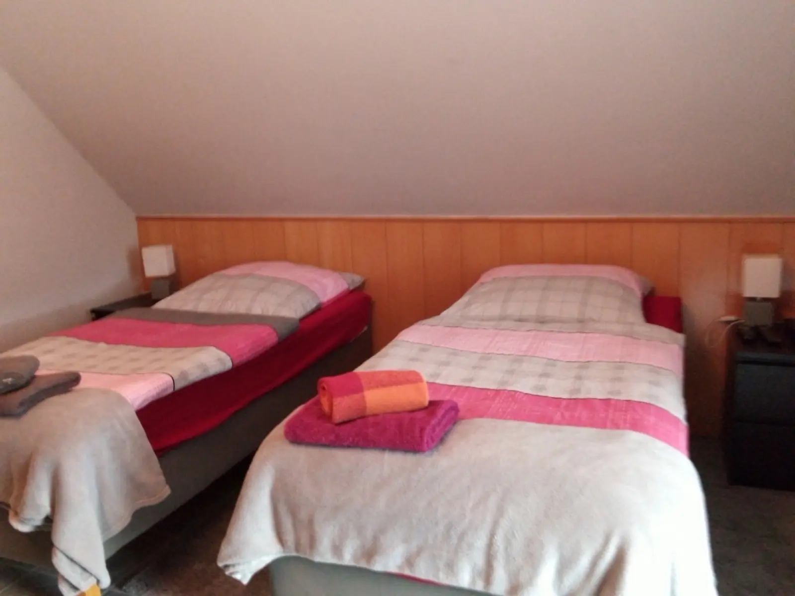 Zweites Schlafzimmer mit zwei Betten