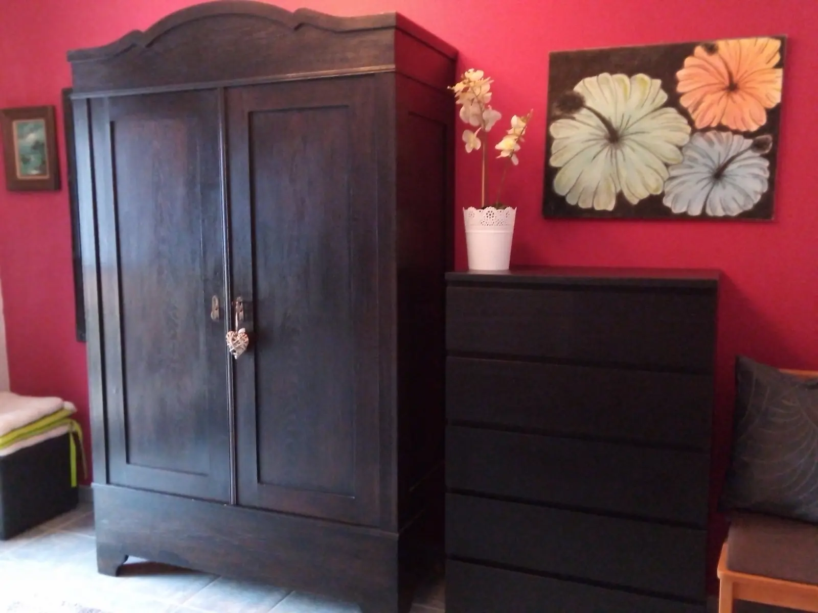 Schlafzimmer mit Kleiderschrank und Kommode