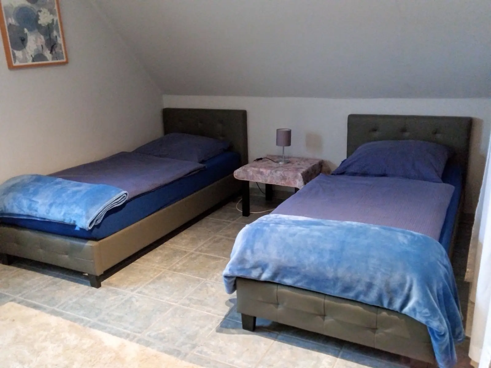 Schlafzimmer mit zwei komfortablen Einzelbetten